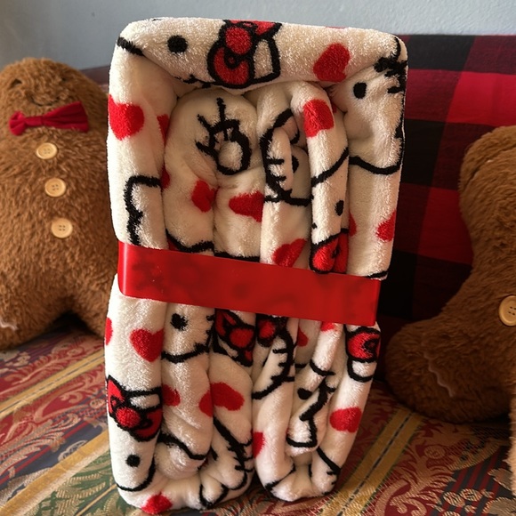 Hello Kitty NEW RELEASE Valentines Day 2025 Queen hearts red and white blanket - Picture 4 of 5